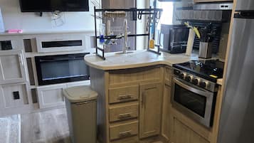 Geladeira, micro-ondas, fogão, cooktop