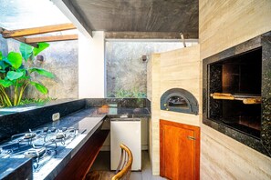 Villa | Private kitchen | Fridge, microwave, oven, stovetop - Bz21 Casa com Jacuzzi e churrasqueira (Buzios)