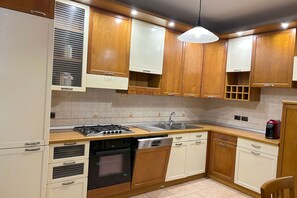 Fridge, oven, dishwasher, coffee/tea maker