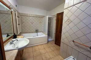 Chuveiro, secador de cabelo, bidê 