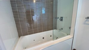 Een douche, handdoeken