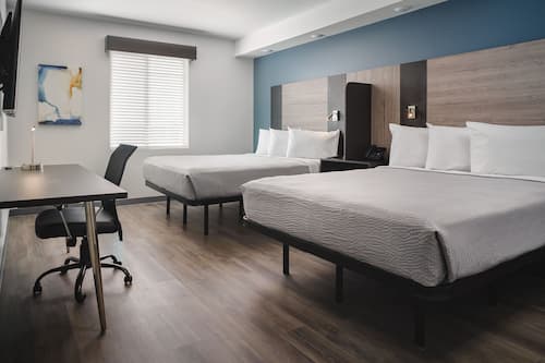 1 habitación, escritorio y espacio para trabajar con laptop