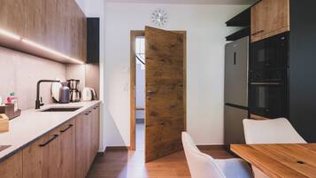 Kühlschrank, Mikrowelle, Ofen, Geschirrspüler