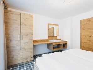 4 Schlafzimmer, BĂŒgeleisen/BĂŒgelbrett, Reisekinderbett, kostenloses WLAN