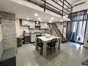 Kylskåp, mikrovågsugn, ugn och spishäll