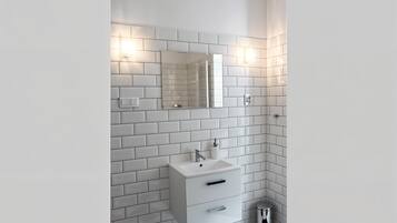 Comfort-studio, 1 parisänky, keittotila, kaupunkinäköala | Kylpyhuone