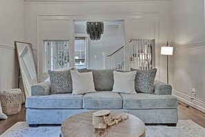 Smart TV, fireplace, books - NEW! Highland Park Gem w/Hot Tub and BBQ (Birmingham)