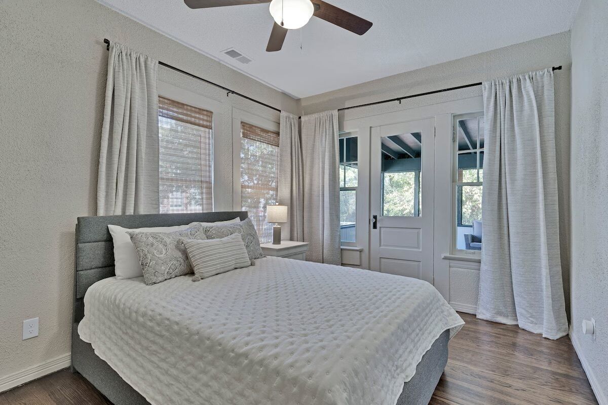 4 bedrooms, desk, iron/ironing board, travel crib