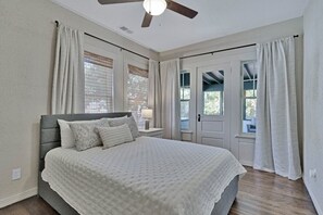 4 多间卧室、办公桌、熨斗/熨衣板、旅行婴儿床