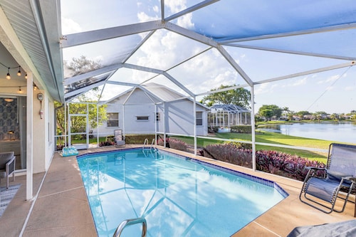 Private Pool, Pond Views, & Bonus Lounge in Gated Naples Community Drive to Dining & Sand
