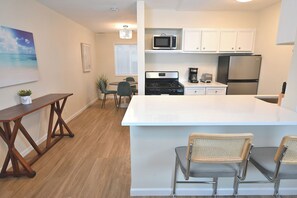 Fridge, microwave, oven, stovetop - The Austin Vacation (Austin)