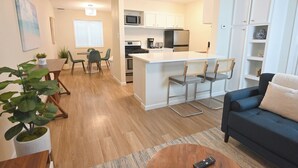 A modern apartment with a kitchen, dining area, and living room. - The Austin Vacation (Austin)