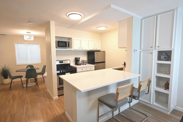 Frigorifero, microonde, forno, piano cottura