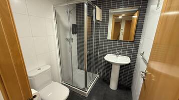 Een douche, een haardroger, een bidet, handdoeken