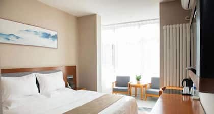 Home Inn Huayi (Linyi Lanling Yucai Road)