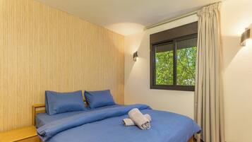 2 bedrooms, iron/ironing board, WiFi (free), bed sheets