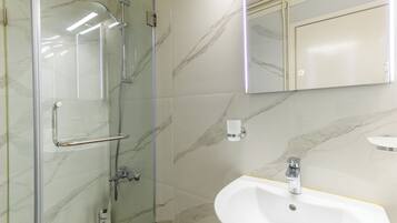 Shower, hair dryer, towels, shampoo