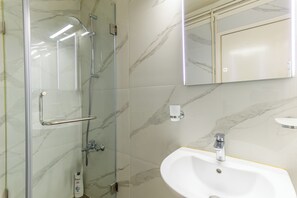 Shower, hair dryer, towels, shampoo