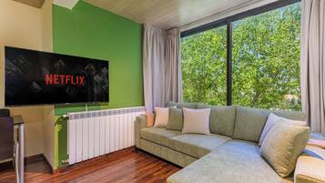 TV, fireplace