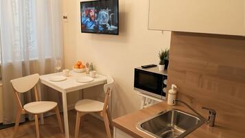 Comfort Studio, Multiple Beds, Kitchenette, City View | Living area