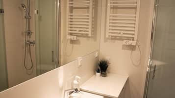 Comfort-Studio, Mehrere Betten, Kochnische, Stadtblick | Badezimmer