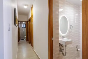 Dusche, Haartrockner, Handtücher, Seife