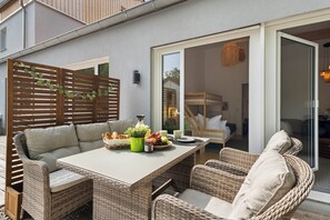 Outdoor dining - Flussperle Miesbach | Dream vacation apartment with river view and roof terrace (Miesbach)