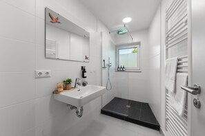 Regadera, amenidades de baño ecológicas, secadora de cabello, toallas