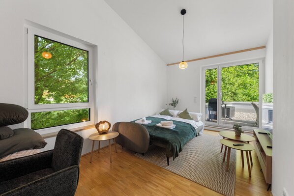 2 chambres, fer et planche à repasser, lit de bébé portatif