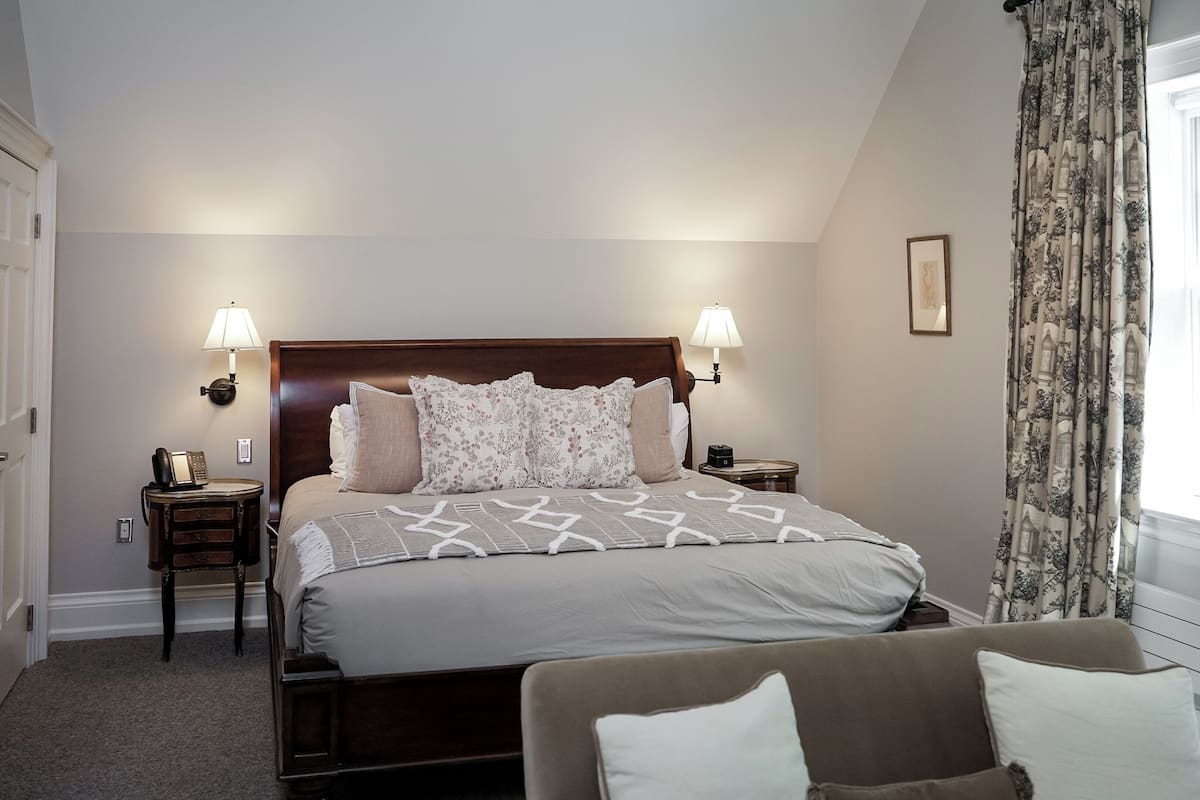 Deluxe Room, 1 King Bed | 1 bedroom, free WiFi