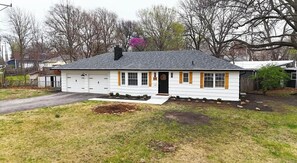 Exterior - Modern Mission Escape Home - Family Friendly - Close to All Attractions (Mission)