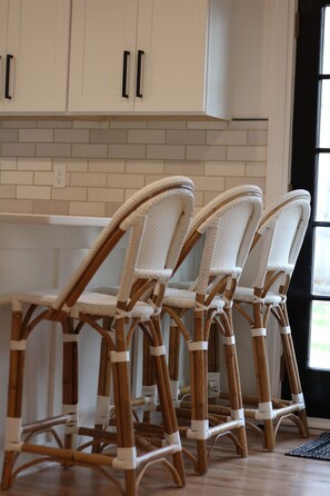 Dining - Modern Mission Escape Home - Family Friendly - Close to All Attractions (Mission)