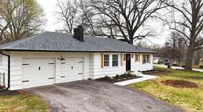 Exterior - Modern Mission Escape Home - Family Friendly - Close to All Attractions (Mission)