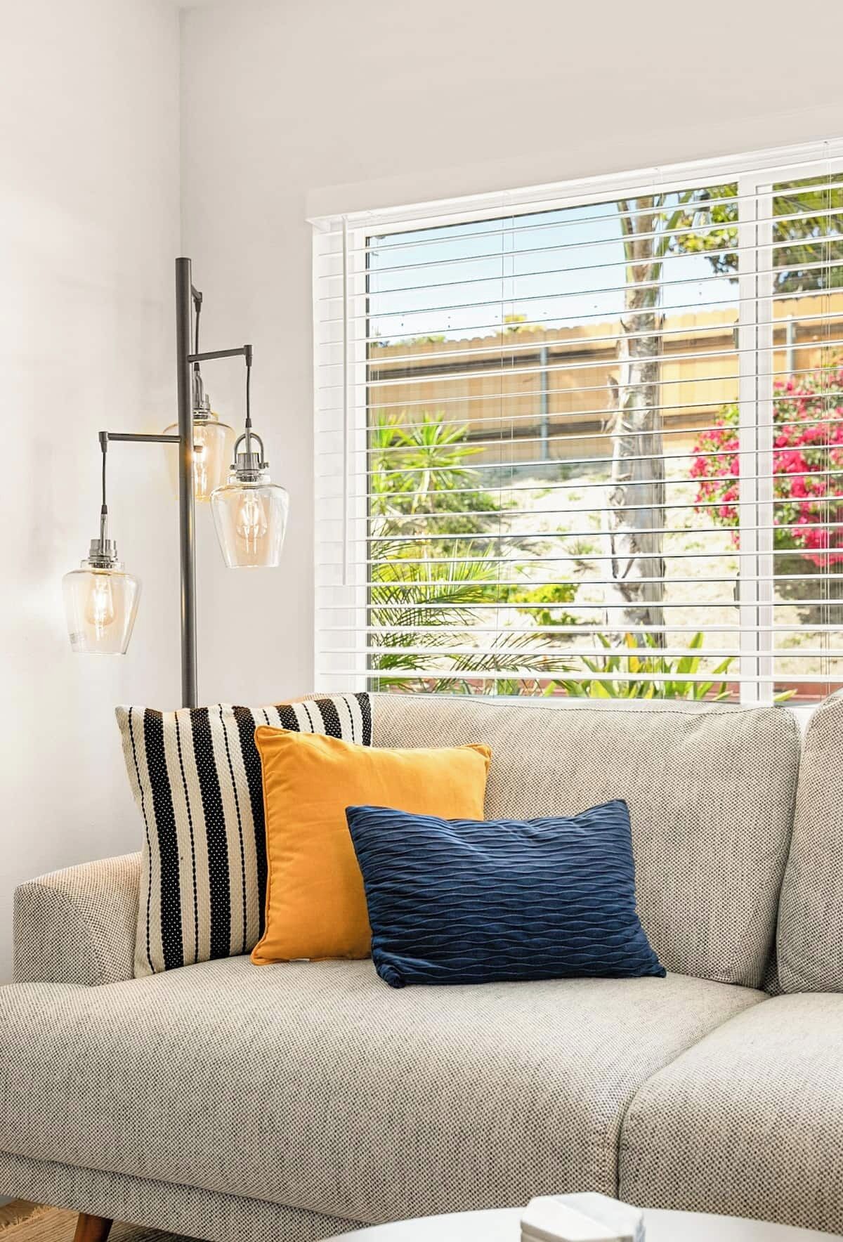 Smart-TV, Tischtennisplatte, Bücher