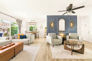 Smart-TV, Tischtennisplatte, Bücher