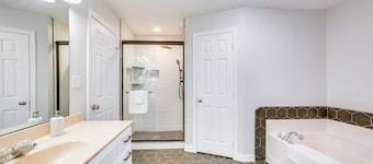 2 Mi to Lake Monticello: Home w/ Large Decks!
