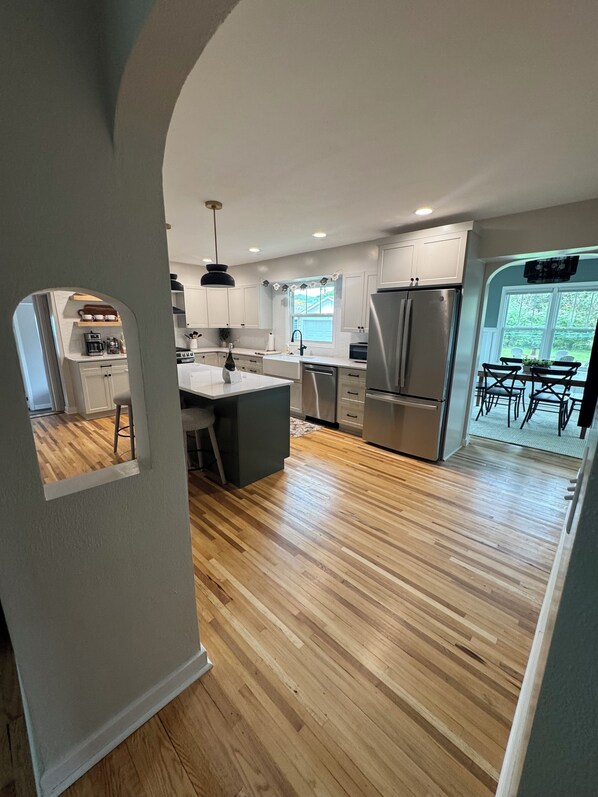 冷蔵庫、電子レンジ、オーブン、コンロ