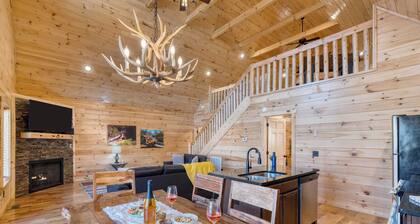 Hot Tub + Foosball Access to Pool, Tennis, Gym Chill'n in the Smokies