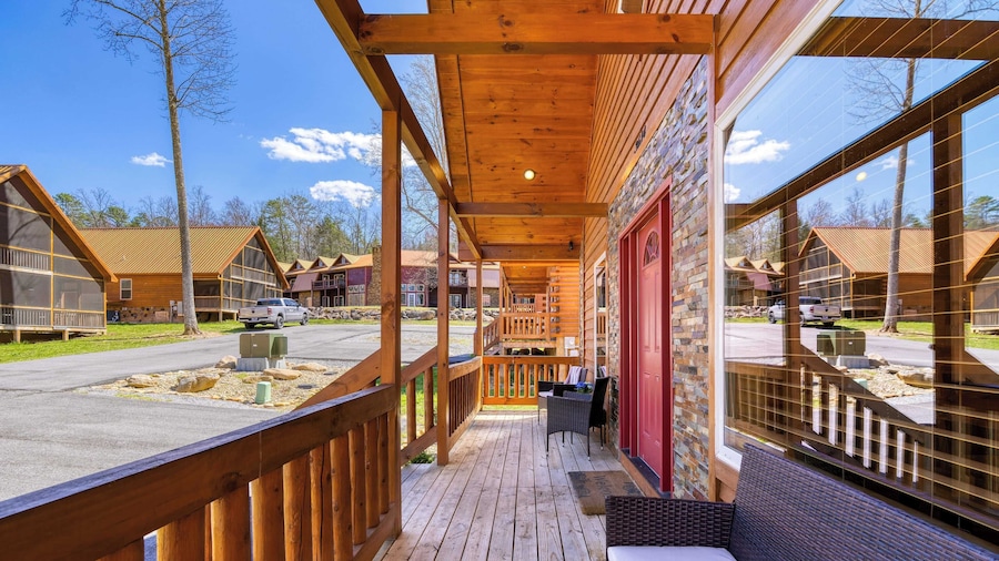 Hot Tub + Foosball Access to Pool, Tennis, Gym Chill'n in the Smokies