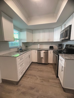 Micro-ondas, fogão, lava-louças