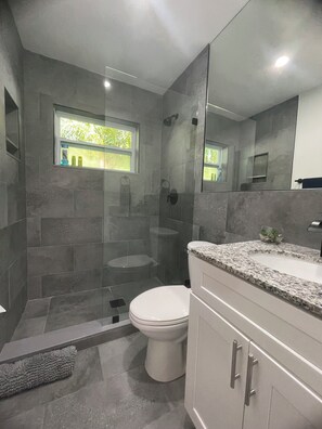 Douche, séchoir à cheveux, serviettes fournies, savon