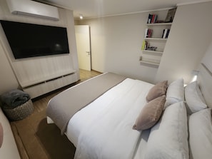1 quarto, ferros/tábuas de passar roupa, berço de viagem