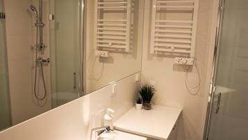 Monolocale comfort, 1 letto matrimoniale con divano letto, angolo cottura, vista cortile | Bagno