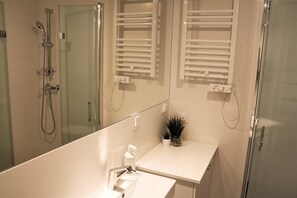 Comfort studio, 1 tweepersoonsbed met slaapbank, kitchenette, uitzicht op binnenplaats | Badkamer