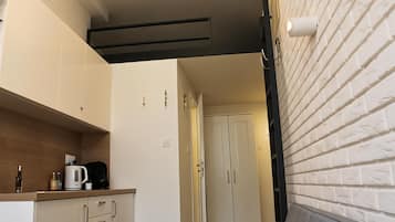 Studio Confort, 1 lit double et 1 canapé-lit, coin cuisine, vue cour intérieure | Fer et planche à repasser, Wi-Fi gratuit