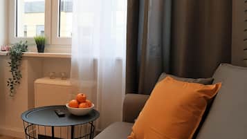 Studio Confort, 1 lit double et 1 canapé-lit, coin cuisine, vue cour intérieure | Coin séjour