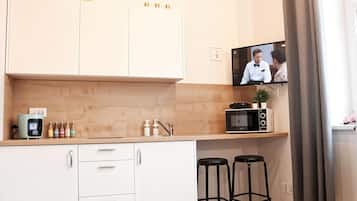 Estudio Confort, 1 cama matrimonial y sofá cama, cocineta, vista al patio | Cocina privada