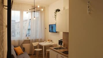 Monolocale comfort, 1 letto matrimoniale con divano letto, angolo cottura, vista cortile | Area soggiorno