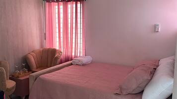 1 habitación, tabla de planchar con plancha, wifi y ropa de cama