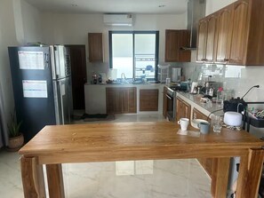 Fridge, oven, stovetop, coffee/tea maker